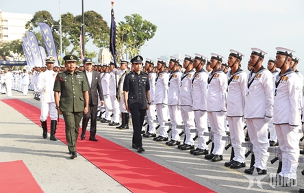 Vietnamese naval delegation joins street parade in Penang